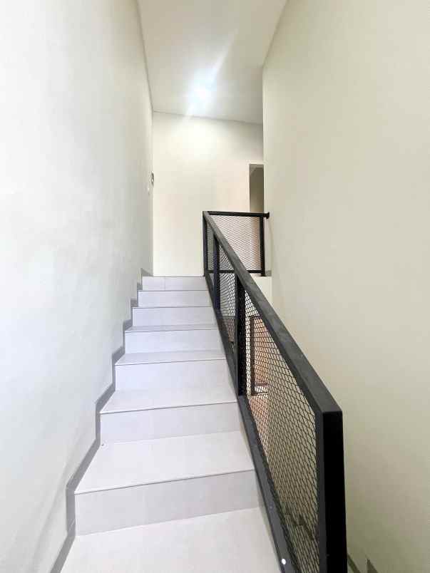 dijual rumah jalan raya maruyung depok