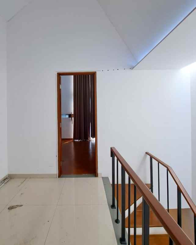 dijual rumah jl kesatrian