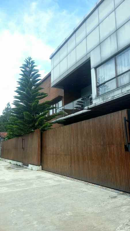 dijual rumah jl lembang