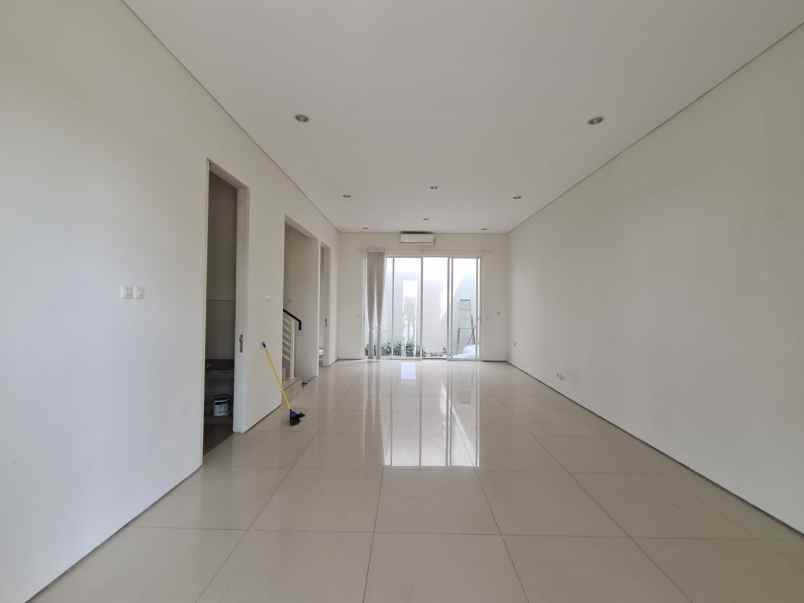 dijual rumah jl royal residence