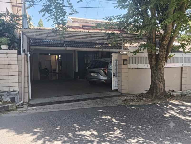 dijual rumah jl sari asih sarijadi raya