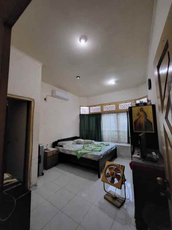 dijual rumah jl selat kav al duren