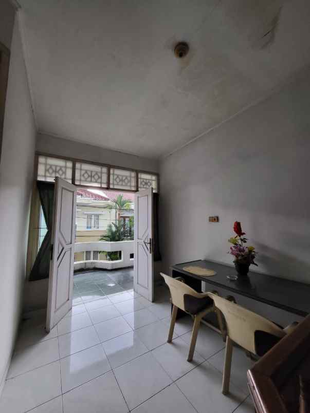 dijual rumah jl selat kav al duren