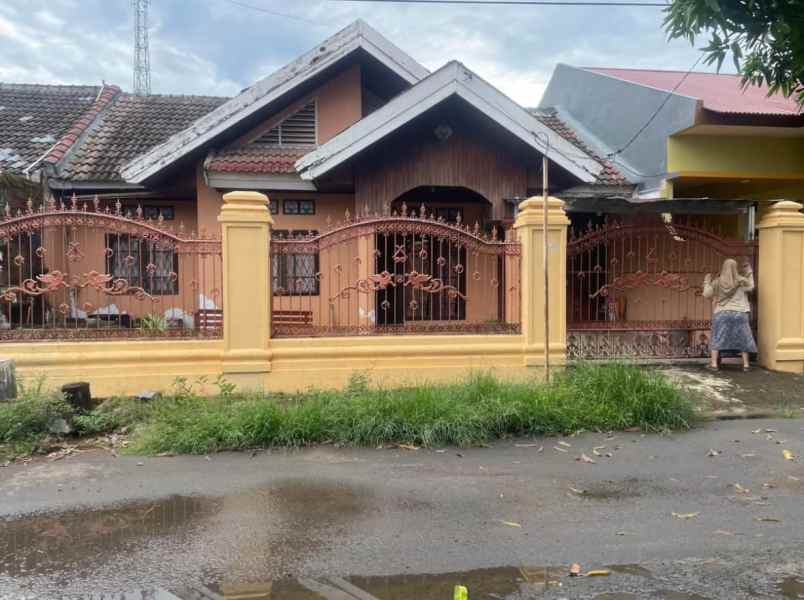 dijual rumah jl telepon utama blok 102 a