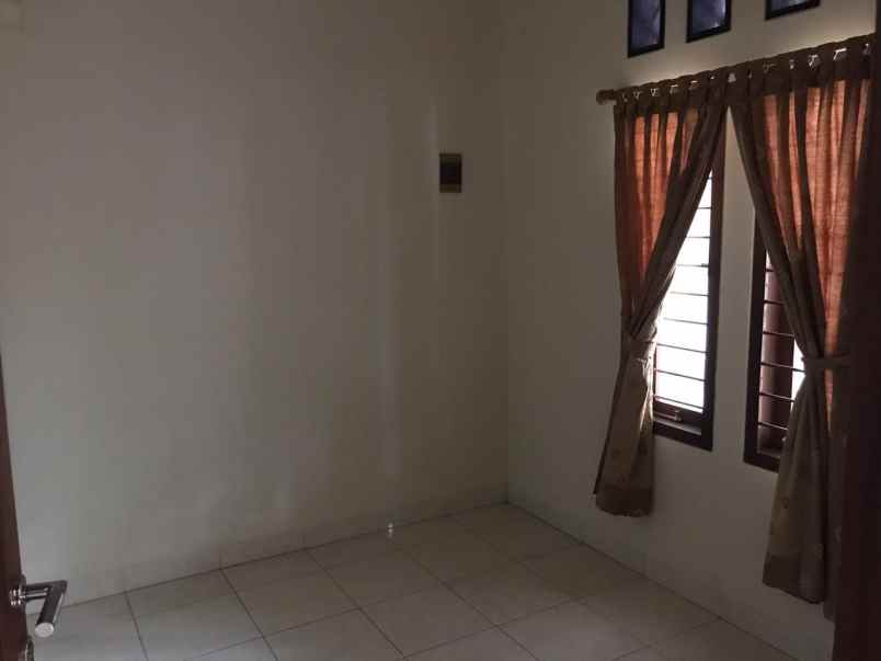 dijual rumah jl zamrud utara viii dukuh