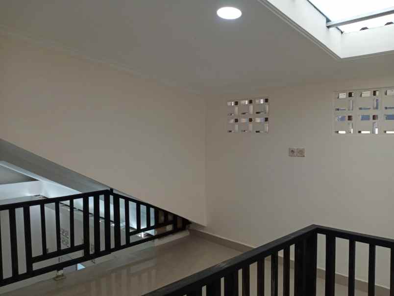 dijual rumah jln raya nusantara beji depok