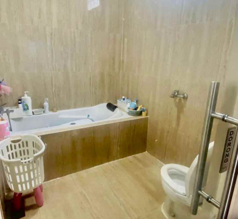 dijual rumah kebun besar