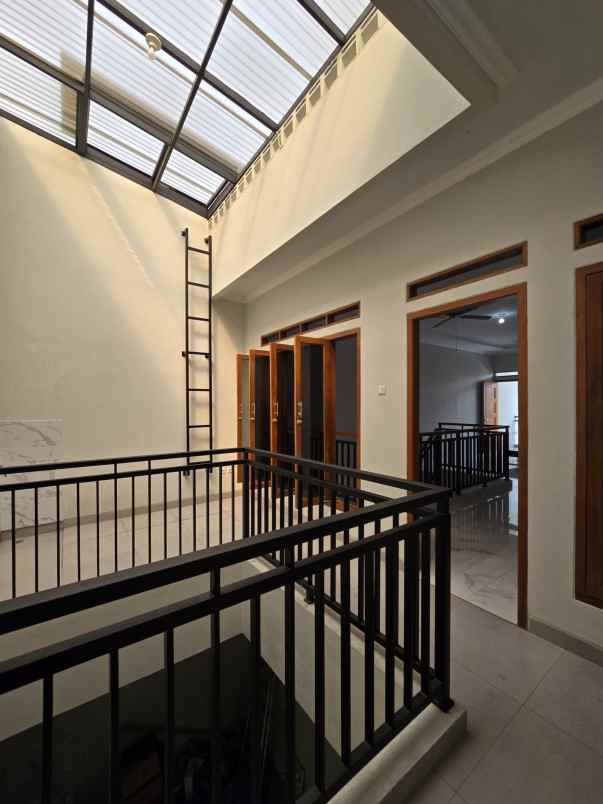 dijual rumah komplek billymoon pondok