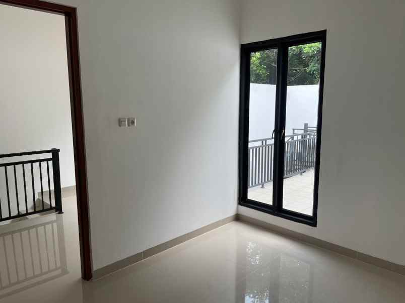 dijual rumah krukut limo depok