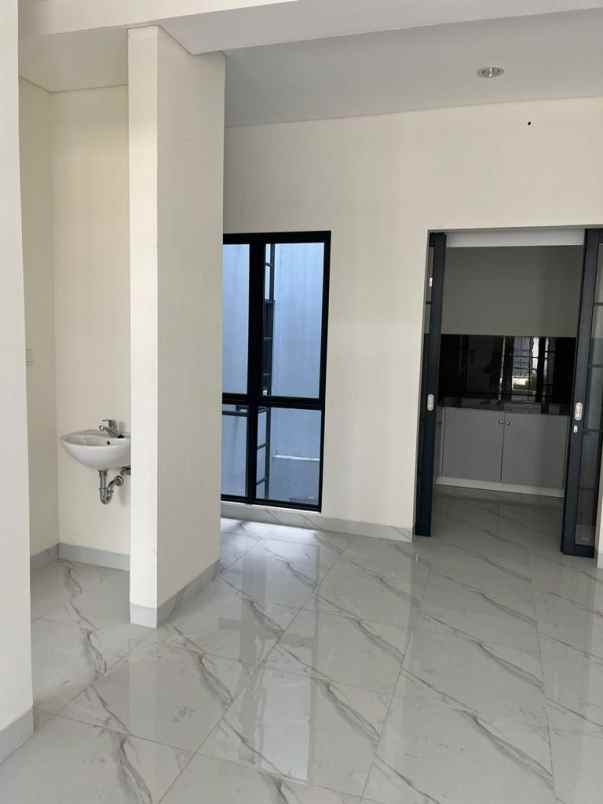 dijual rumah lavon 2 swan city cikupa