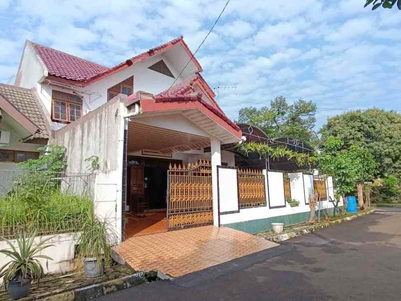 dijual rumah luas di hook pancoran mas depok