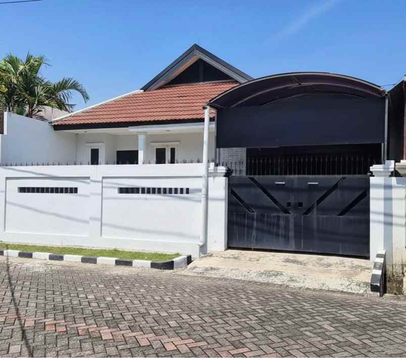 dijual rumah manyar kartika