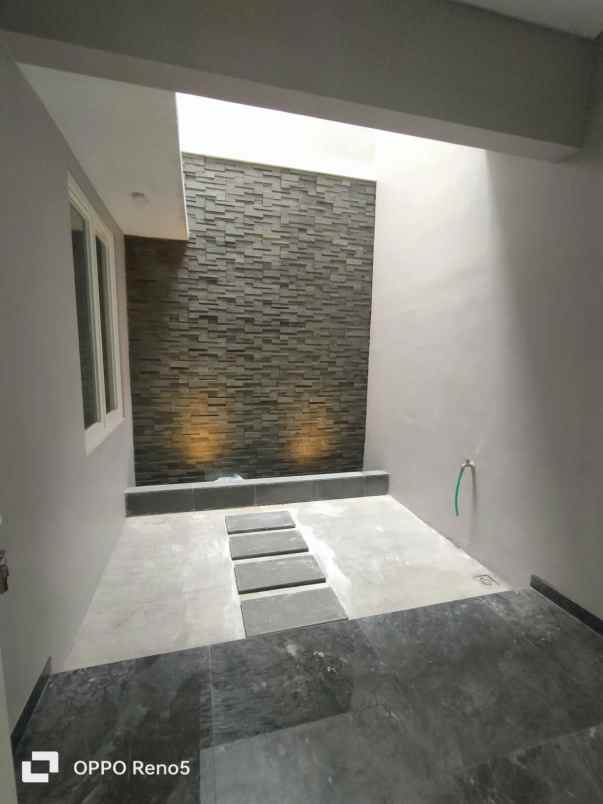dijual rumah manyar tirtoyoso