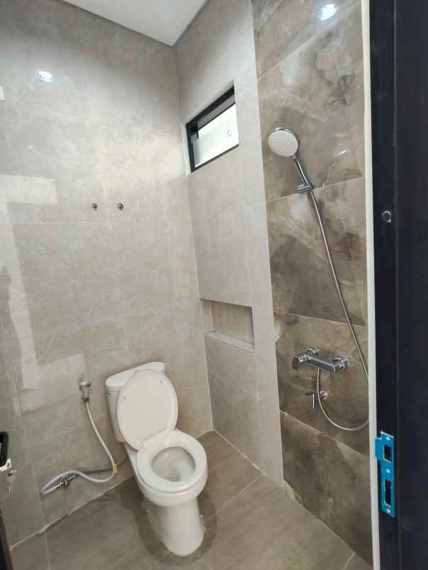 dijual rumah manyar tirtoyoso