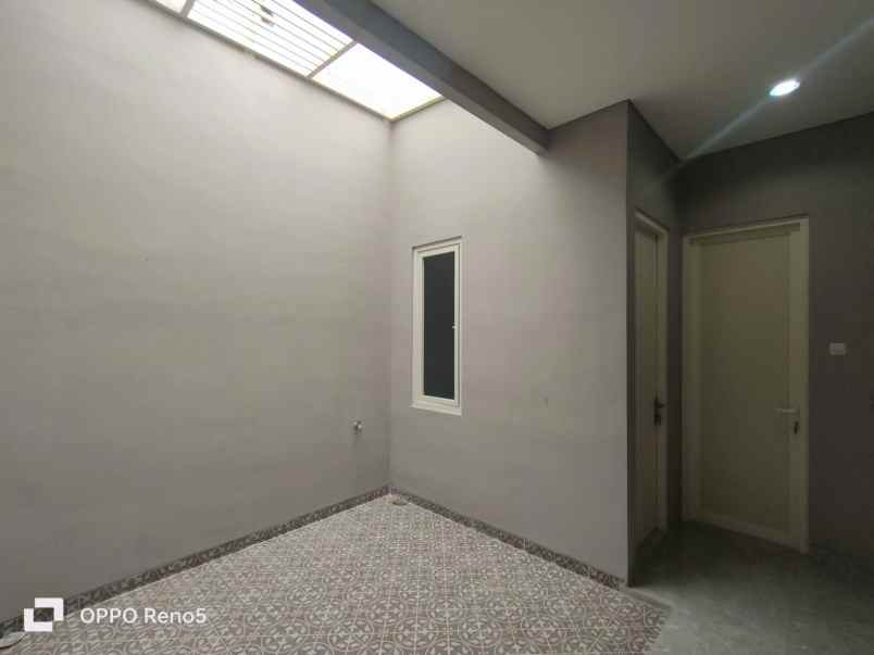 dijual rumah manyar tirtoyoso
