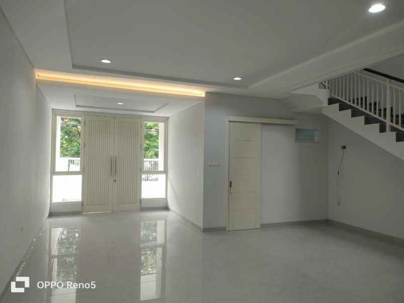 dijual rumah manyar tirtoyoso