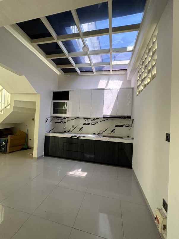 dijual rumah mewah tengah kota malang