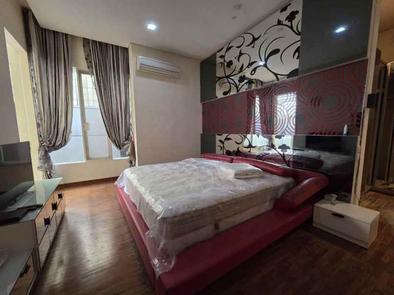 dijual rumah pakuwon city