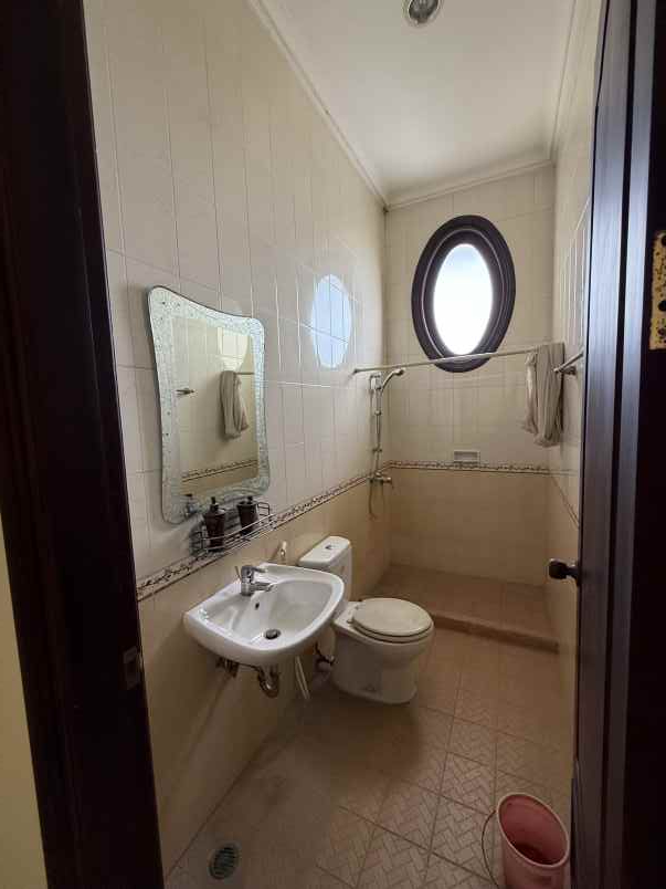 dijual rumah perum galaxy bumi permai