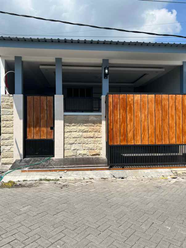 dijual rumah perumahan grand surya kebomas