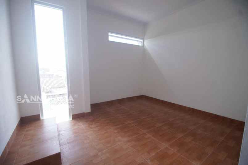 dijual rumah sukamaju