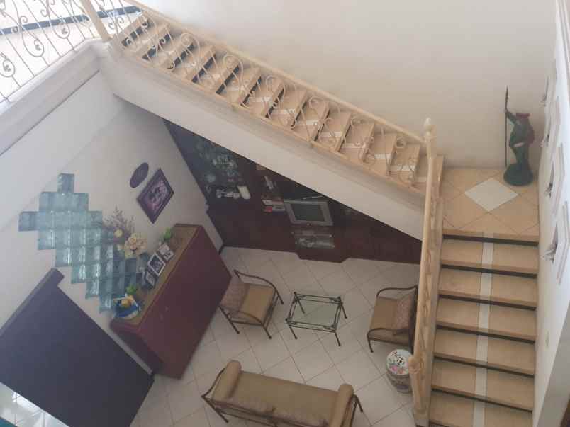 dijual rumah sutorejo prima