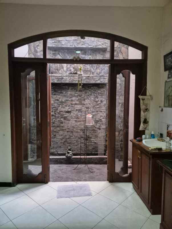 dijual rumah sutorejo prima