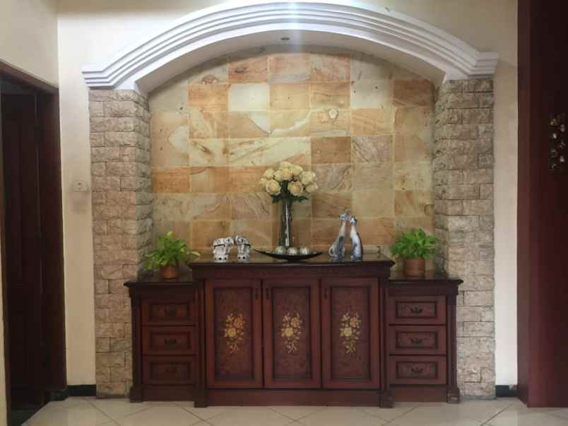 dijual rumah sutorejo prima