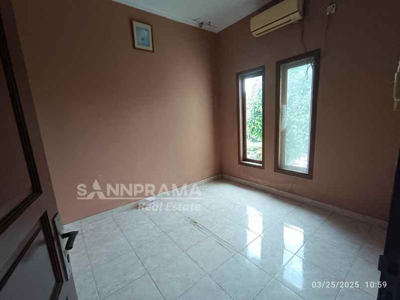 dijual rumah telaga golf