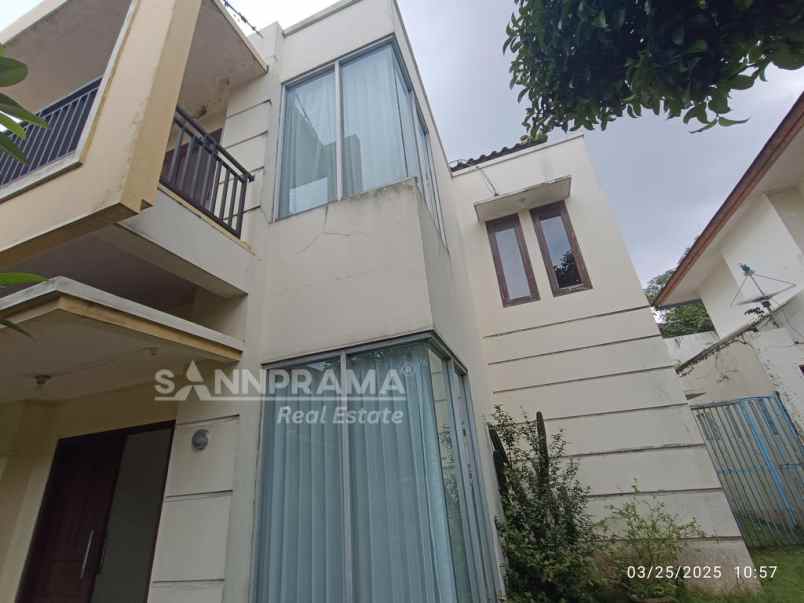 dijual rumah telaga golf