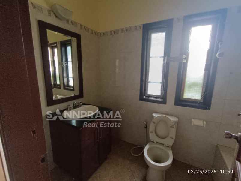 dijual rumah telaga golf