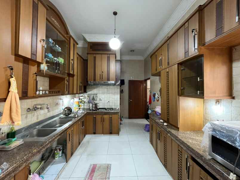 dijual villa di komplek grand polonia