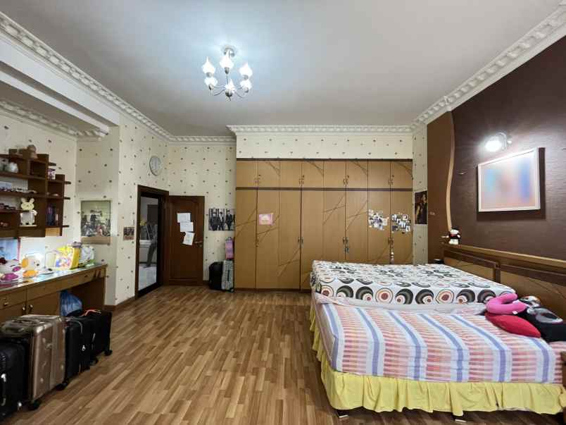 dijual villa di komplek grand polonia
