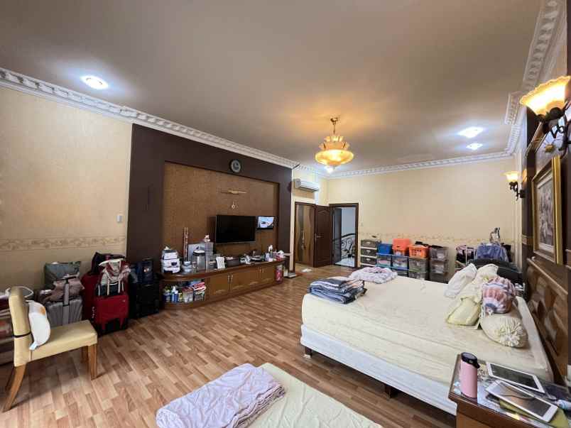 dijual villa di komplek grand polonia