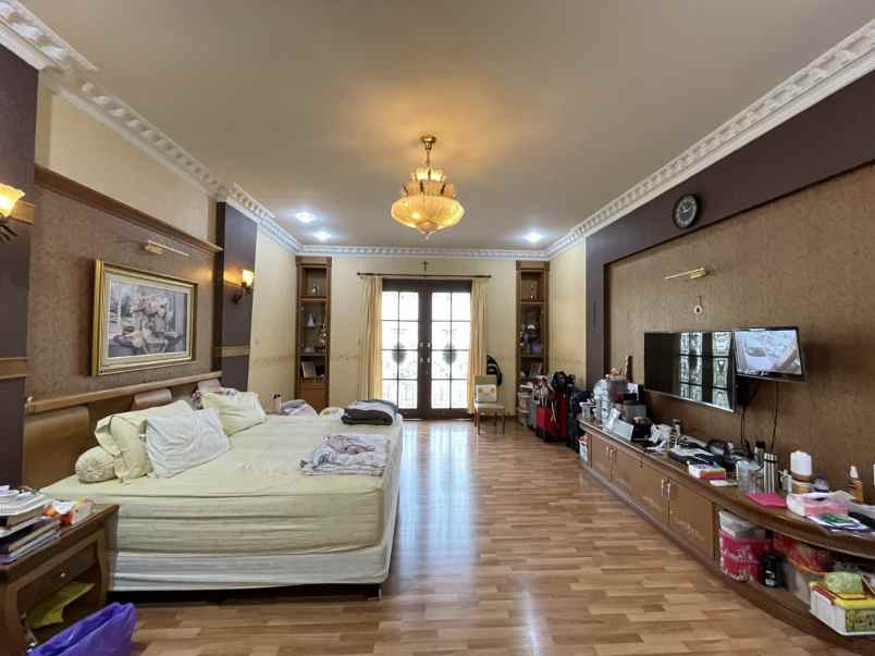 dijual villa di komplek grand polonia