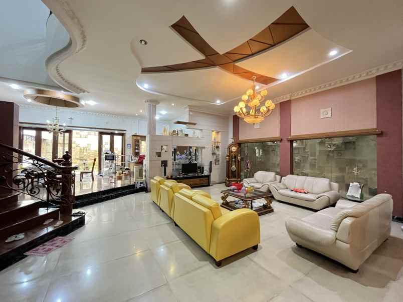 dijual villa di komplek grand polonia