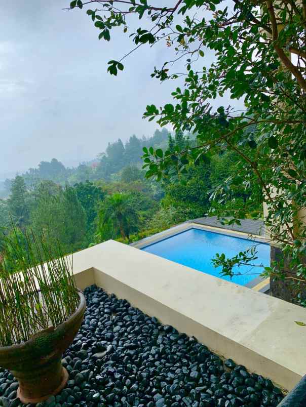 dijual villa di mega mendung puncak bogor