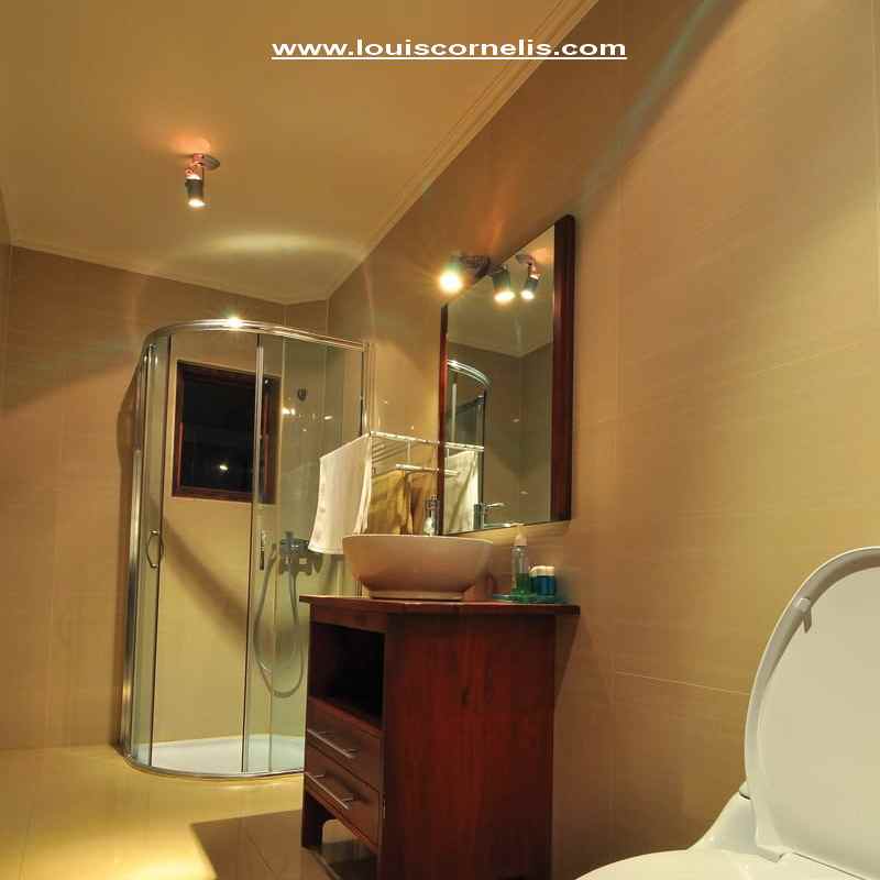dijual villa jalan pratama