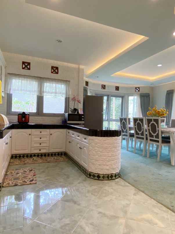 dijual villa jl mega mendung puncak