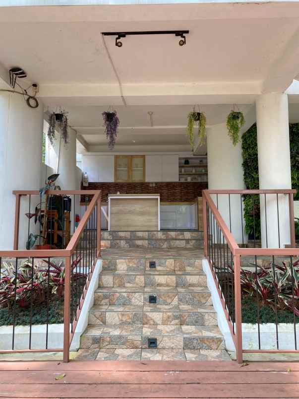dijual villa jl mega mendung puncak