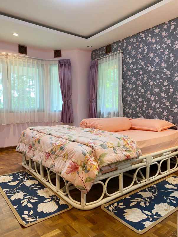 dijual villa jl mega mendung puncak