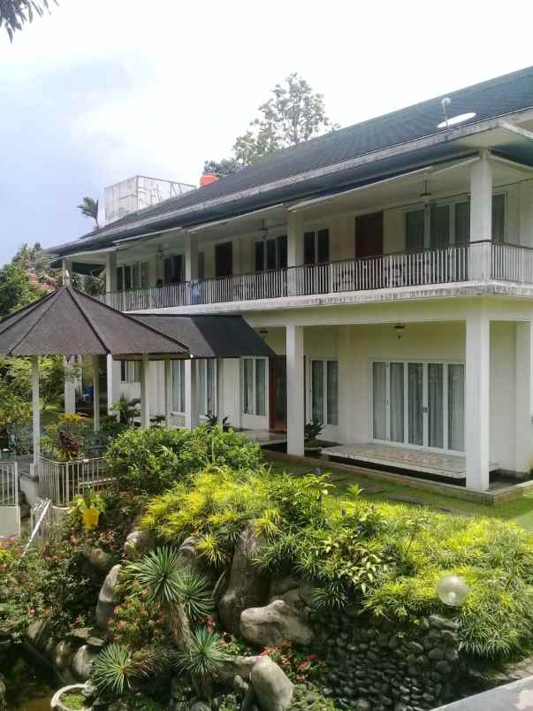 dijual villa mega mendung cisarua
