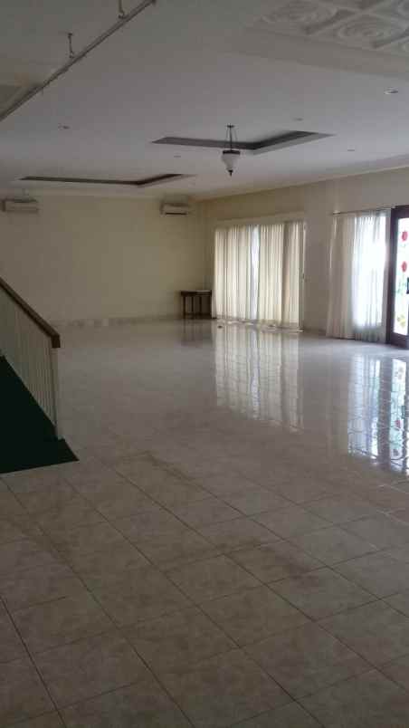 dijual villa mega mendung cisarua