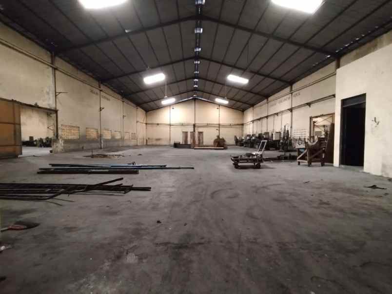 disewakan gudang ex pabrik di margomulyo indah