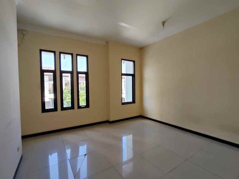 disewakan rumah royal residence