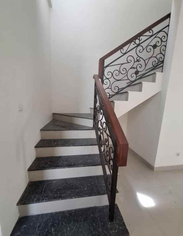 disewakan villa jalan boulevard barat raya