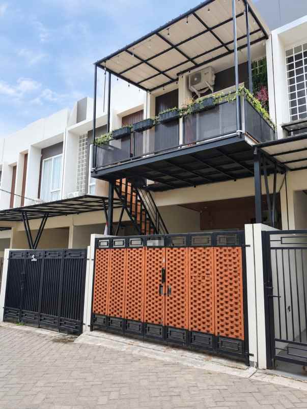 jual cepat town house 3 lantai leuwinanggung depok