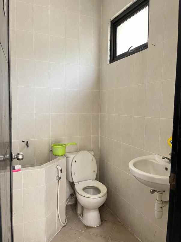 ruko second terawat strategis dekat pintu tol juanda