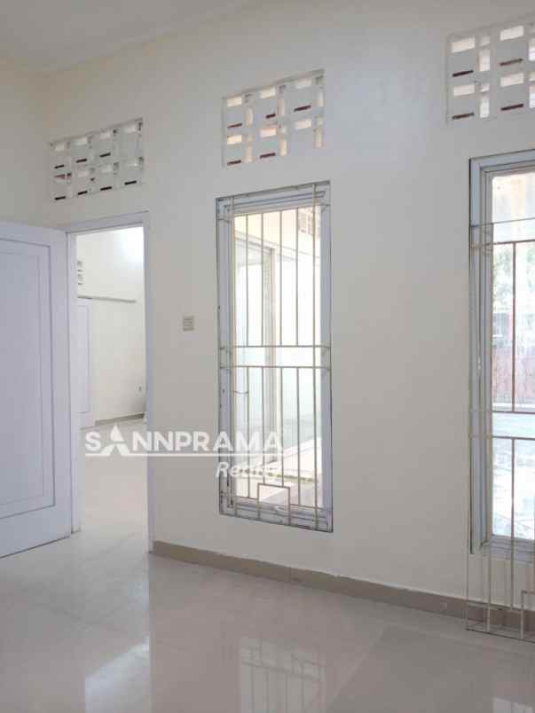 rumah 1 5 lantai mezzanine di perumnas depok 1 melin