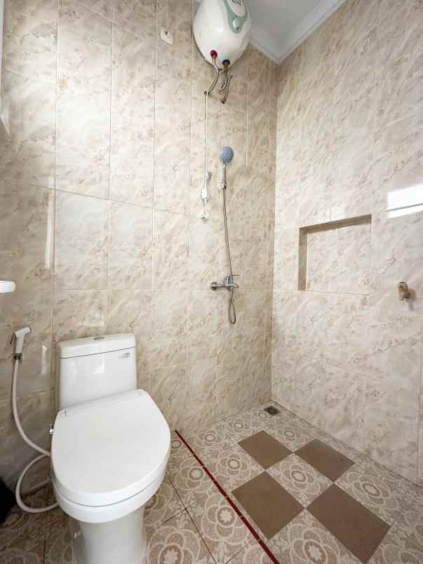 rumah 2 lantai full furnished di ciracas jakarta timur